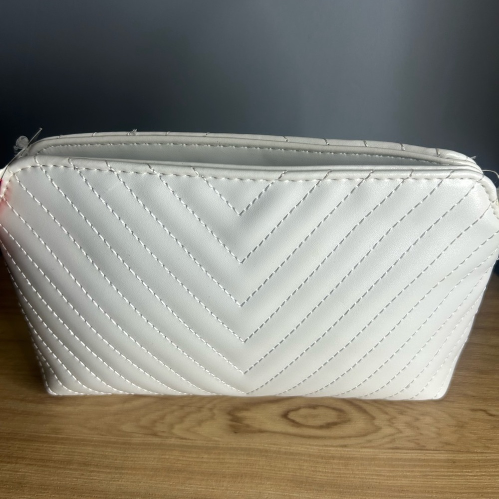 NWT Youzey White Makeup Bag